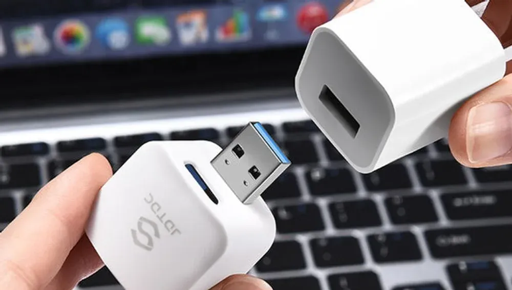 Data Backup Cube — auto photo backup device that backs up iPhone photos while charging